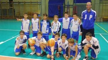La formazione dei piccoli atleti schierati prima di un incontro per la foto di rito