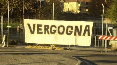 Lo striscione collocato all’imbocco del sottopasso