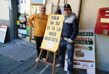 Da sinistra Alessandro Cenci e Francesco Baldacci davanti alledicola 
