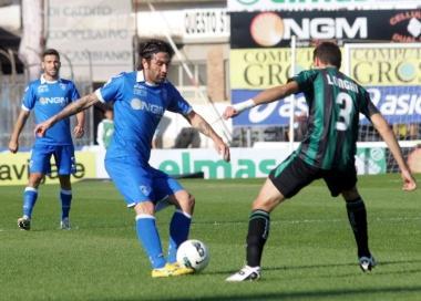Sopra il tornante Antonio Busc&eacute; in azione nel corso del match contro il Sassuolo al Castellani 