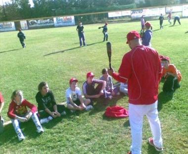 <b>A LEZIONE.</b> Lino Luciani spiega labc del baseball 