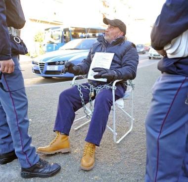 Marco Caruso incatenato davanti alla stazione 
