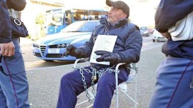 Marco Caruso incatenato davanti alla stazione