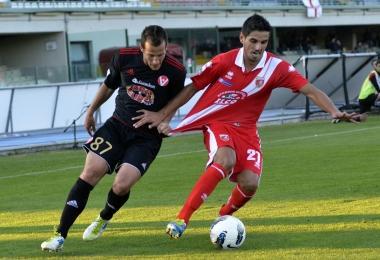 <b>GROSSETO VARESE</b> Alfageme in dribbling su Grillo 