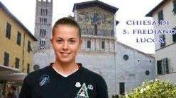 Da sinistra Federica Paoletti (Delta Luk) con San Frediano sullo sfondo; al centro il poster del Basket Le Mura con il pallone da basket all’Anfiteatro; a destra Willis, Ruzickova e Hampton sul baluardo San Colombano delle Mura