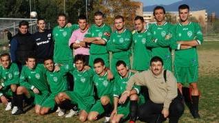 Da sinistra a destra, Di Mauro (Amatori Cascina), Antichi (Campigiana) e Ciardi (Arci Badia); qui sotto la squadra della Sangiulianese