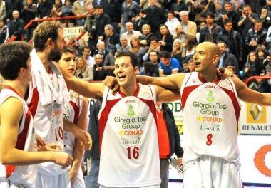 Capitan Toppo sulla destra dopo la vittoria su Bologna  