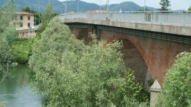 Uno scorcio del ponte San Pietro visto da Nave
