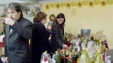 Bottiglie d’olio in vendita in uno stand