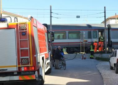 Alcune fasi dellintervento dei vigili del fuoco di Cascina     