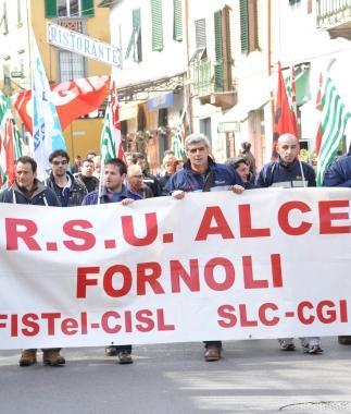 Il sito di Alce e a destra una manifestazione dei lavoratori (archivio) 