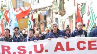 Il sito di Alce e a destra una manifestazione dei lavoratori (archivio)
