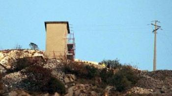 Il luogo in cui è avvenuto l’incidente mortale nella cava 17 a Torano: la cabina elettrica con il ponteggio su cui stava lavorando Enrico Mauceri