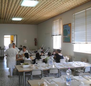 Bambini a mensa in una scuola di Capannori     