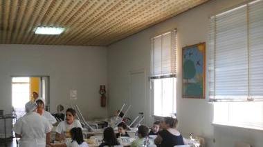 Bambini a mensa in una scuola di Capannori