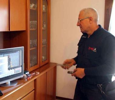 Il tecnico antennista Lucio Manfredi al lavoro in unabitazione e sul tetto di una casa  