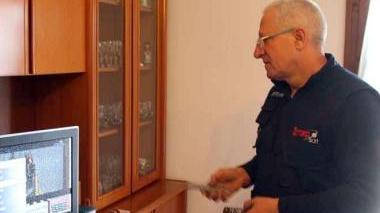 Il tecnico antennista Lucio Manfredi al lavoro in un’abitazione e sul tetto di una casa