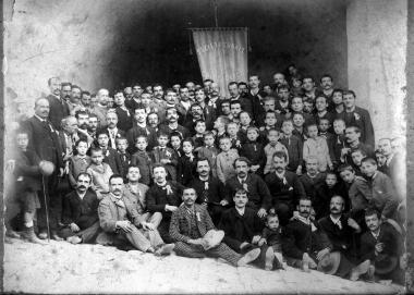 A fianco la Corale a destra foto di Giacomo Puccini con dedica   
