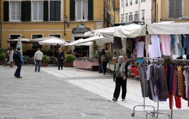 Il mercato del luned&igrave; in piazza Alberica   