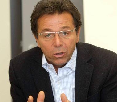 L’ingresso dell’ospedale San Giuseppe e a sinistra il dottor Leonello Guidi