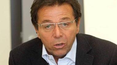 L’ingresso dell’ospedale San Giuseppe e a sinistra il dottor Leonello Guidi