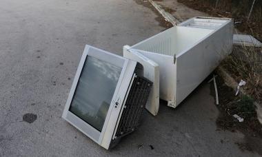 <b>VECCHI MONITOR.</b> Alcuni televisori rottamati per strada      