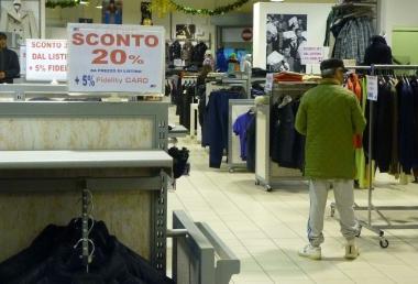 <b>Sconti</b>. Gi&agrave; partita la caccia agli affari nei negozi 