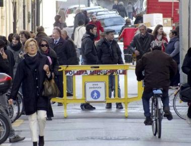 Passanti e ciclisti in centro   