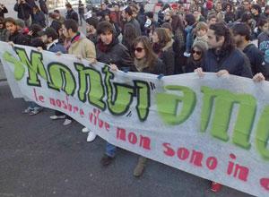 Studenti in corteo contro la crisi