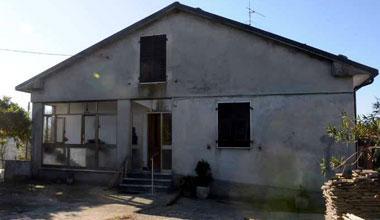 La casa in cui è morta ustionata la vittima