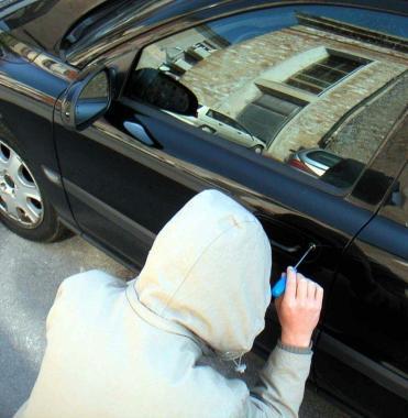 Un ladro dauto in azione 