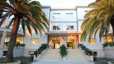 <b>EXTRA LUSSO</b> L’hotel Terme Marine Leopoldo II. A lato, piscina e interni