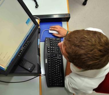 Un giovane impegnato nella realizzazione di siti web 