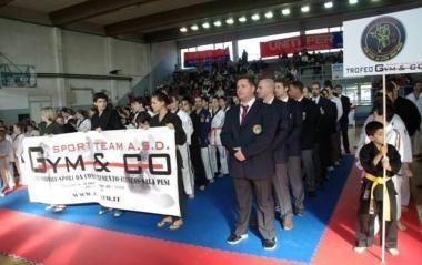 Gli atleti della Gym &amp; Co durante la cerimonia iniziale svoltasi al Palavinci 