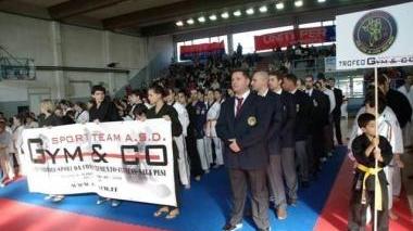 Gli atleti della Gym & Co durante la cerimonia iniziale svoltasi al Palavinci
