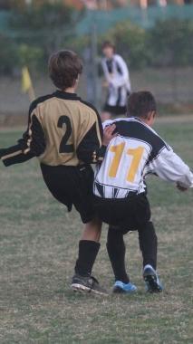 Due ragazzini mentre giocano a calcio 