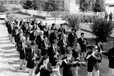 La filarmonica di Calci mentre sfila e suona per strada   