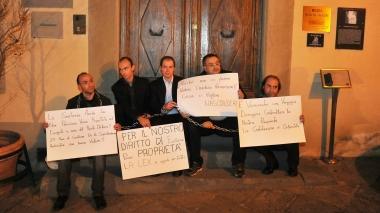 I fratelli Festari incatenati simbolicamente davanti a Casa Vasari