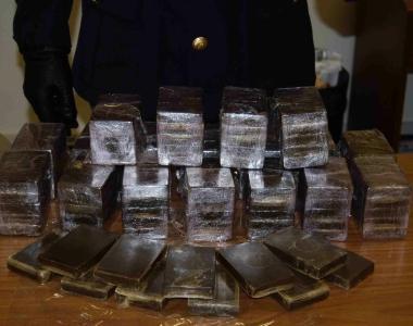 Vanno a comprare il "fumo" e trovano la polizia