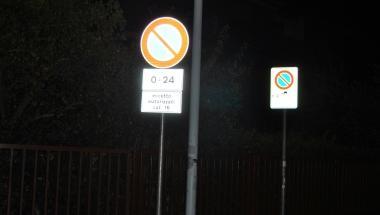 I cartelli di divieto in via Luzzatto 