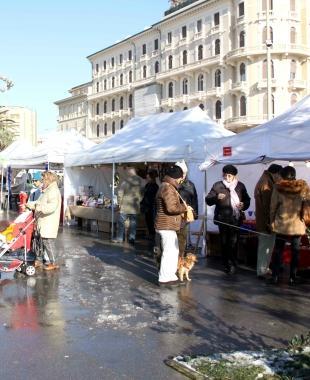 <b>BATTAGLIA. </b>Un mercatino natalizio in Passeggiata (Foto darchivio) 