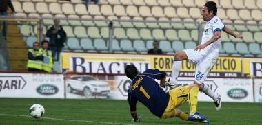 Antonio Busc&eacute; infila il portiere modenese Caglioni in uscita E il gol del raddoppio azzurro nel match giocato e vinto domenica scorsa sul terreno dello stadio Braglia 