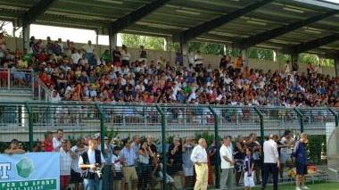 La tribuna dello stadio “Necchi Balloni” di Forte dei Marmi, lo stadio che domenica ospiterà il derby tra Lammari e Fc Lucca