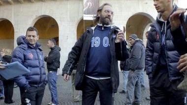 A sinistra Pagliari davanto al Comune con Carparelli e Perez; qui sopra due delle maglie nerazzurre con nuovo sponsor: a destra il pfresidente Battini insieme al sindaco e ad Antonio Pratali, direttore Sant’Ermo